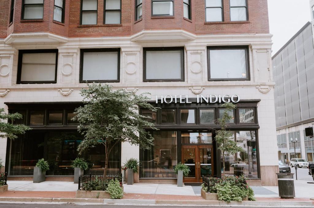 a hotel indigo building on a city street at Hotel Indigo - St. Louis - Downtown, an IHG Hotel in Saint Louis