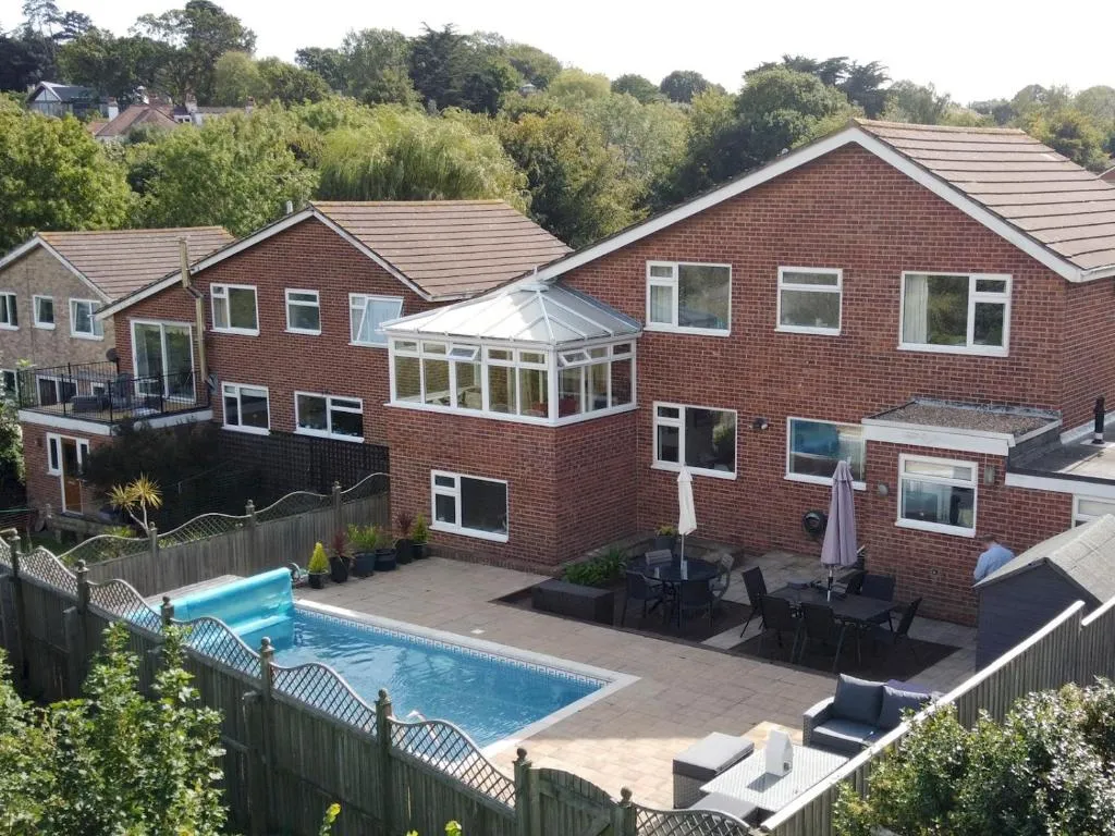Pass the Keys - Large House 5 min from Beach HOT TUB OPTION, Cwmbran, United Kingdom