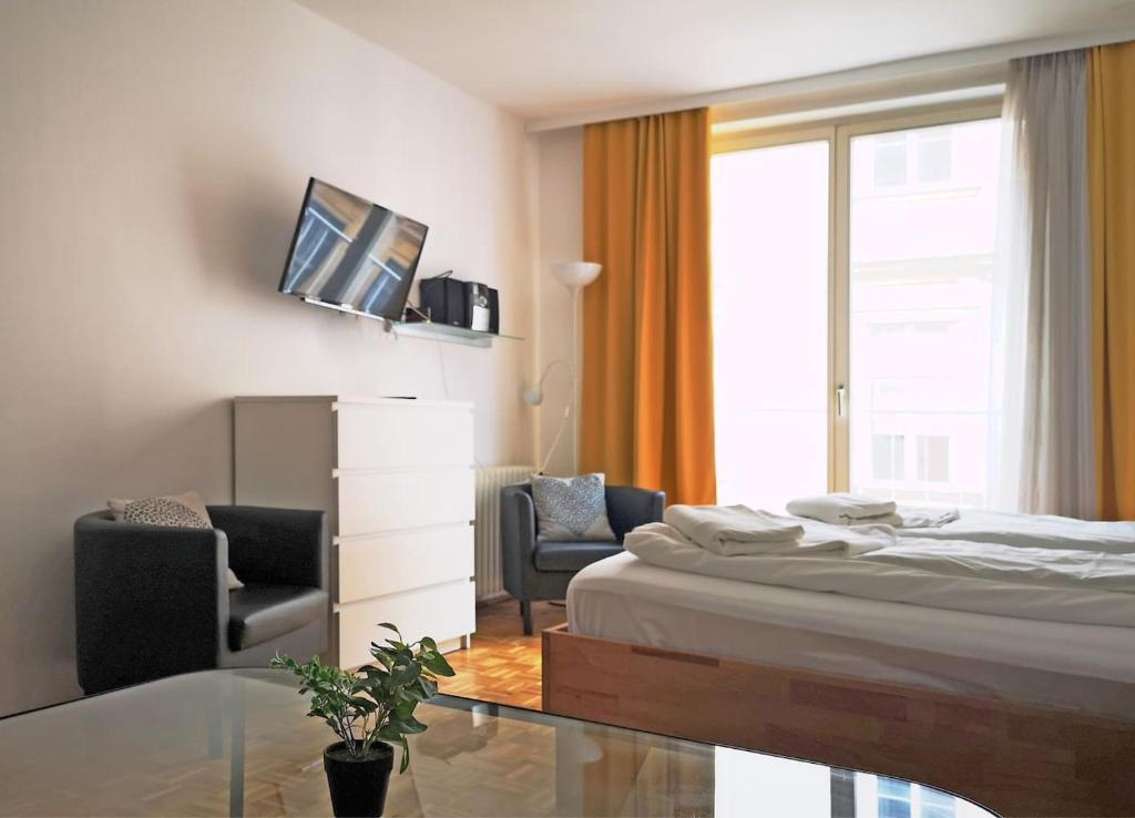 ein Hotelzimmer mit einem Bett und einem Fenster in der Unterkunft Central living - Stephansdom Apartments in Wien