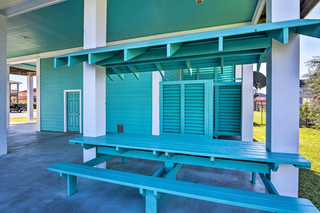 Updated Bolivar Peninsula Retreat Deck and Fire Pit, Bolivar Peninsula