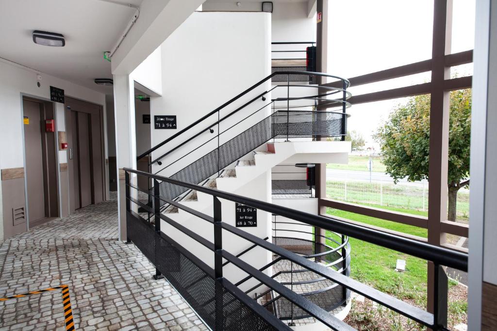 Balkón nebo terasa v ubytování Kyriad Direct Clermont Ferrand Nord Gerzat