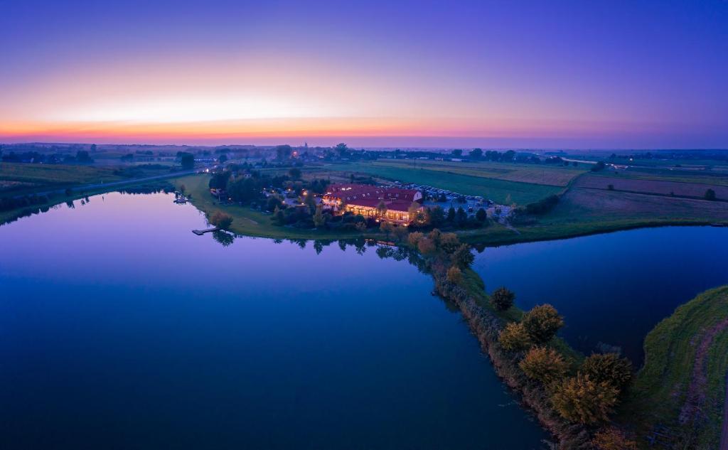 una vista aerea di un lago al tramonto di Dwór Bogucin Hotel&Restauracja a Bogucin