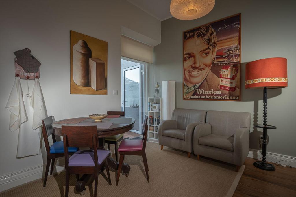 sala de estar con mesa, sofá y comedor en In53 Guest House en Ponta Delgada