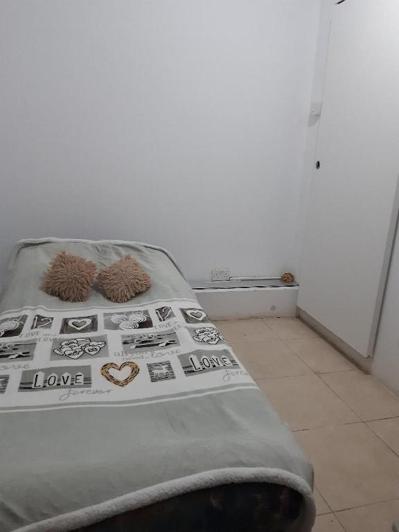 Postel nebo postele na pokoji v ubytování Limassol Studio