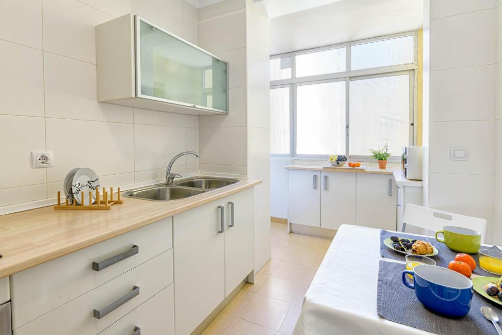 Kuchyň nebo kuchyňský kout v ubytování WintowinRentals 1st Linea de playa vista al mar y piscina