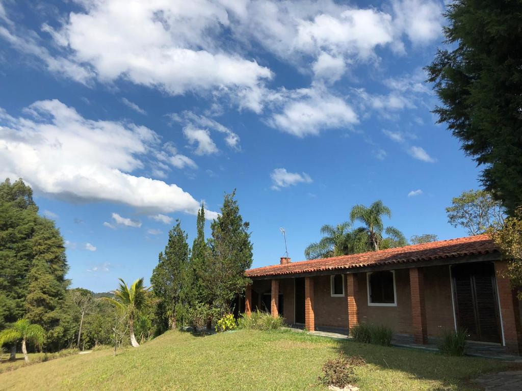 una casa su una collina con un cielo blu di Chácara Biritiba Mirim a Biritiba-Mirim