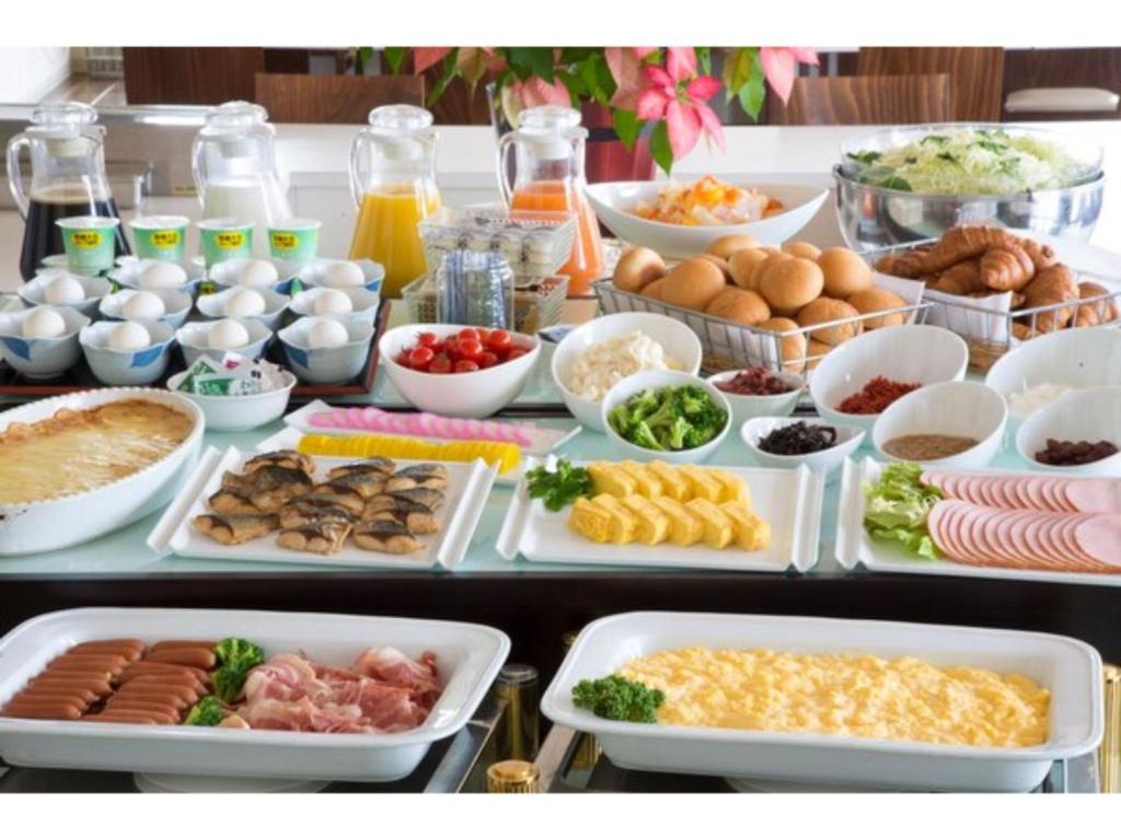 una tabella ricoperta da molti tipi di alimenti diversi di Okadaya Bayside - Vacation STAY 00054v a Toyohashi
