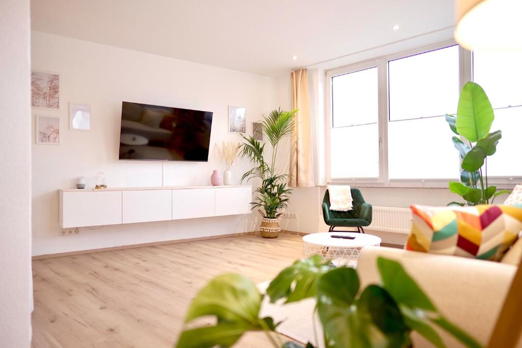 - un salon avec un canapé et des plantes dans l'établissement Modernes Loft-Apartment im Herz von Kassel mit Netflix, à Cassel
