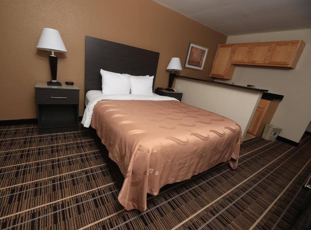 Postel nebo postele na pokoji v ubytování Quality Inn DFW Airport North - Irving