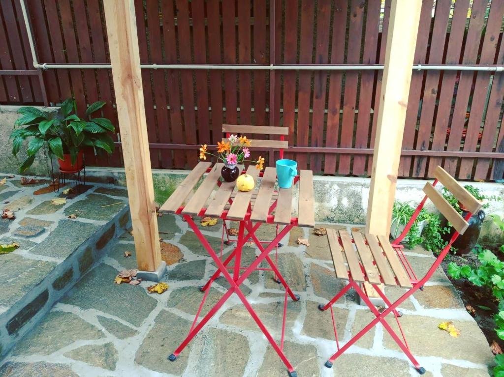 een picknicktafel en 2 stoelen op een patio bij @ Home in Veliko Tŭrnovo