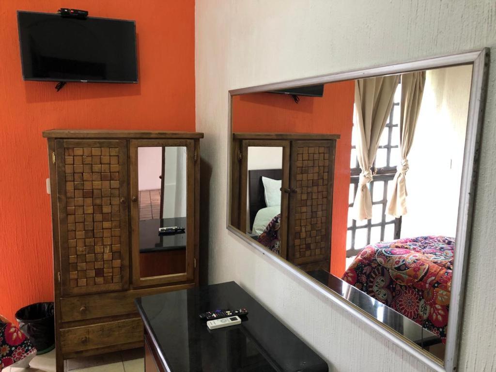 TV a/nebo společenská místnost v ubytování Hostal de los Reyes