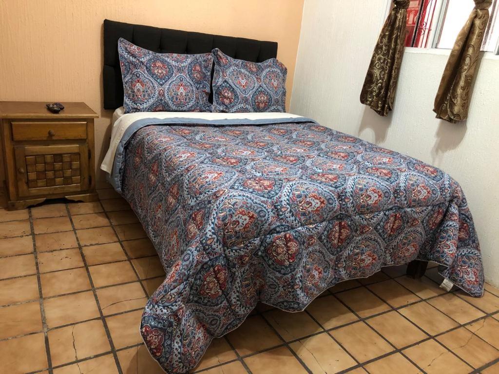 Postel nebo postele na pokoji v ubytování Hostal de los Reyes