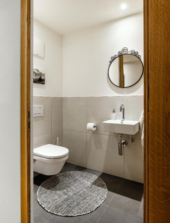 Koupelna v ubytování Verwall Apartment Arlberg - mit Sauna, Balkon und Skiraum