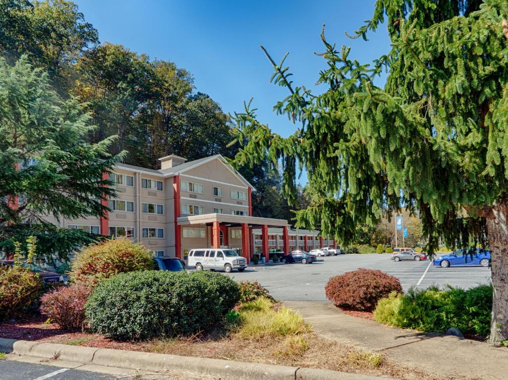 un grand bâtiment avec un parking en face de celui-ci dans l'établissement Cherokee Grand Hotel, à Cherokee