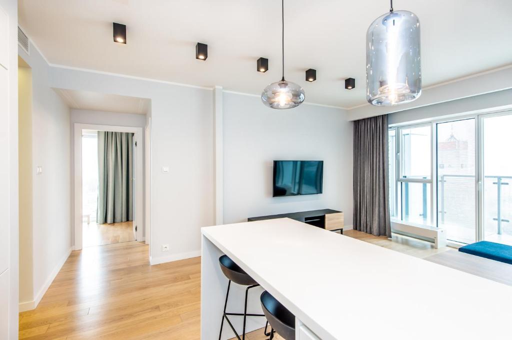 Televízia a/alebo spoločenská miestnosť v ubytovaní Super-Apartamenty International Fair