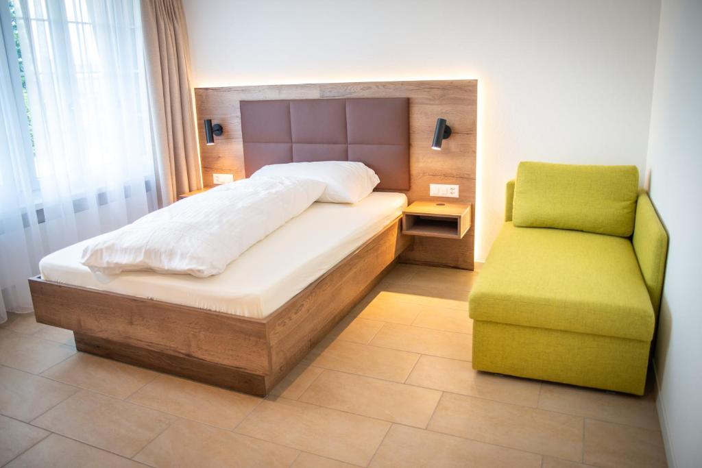 Ein Bett oder Betten in einem Zimmer der Unterkunft Hotel Schützenhaus