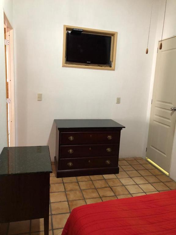 TV a/nebo společenská místnost v ubytování Hostal de los Reyes