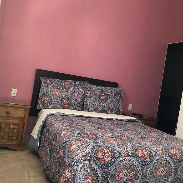 Postel nebo postele na pokoji v ubytování Hostal de los Reyes