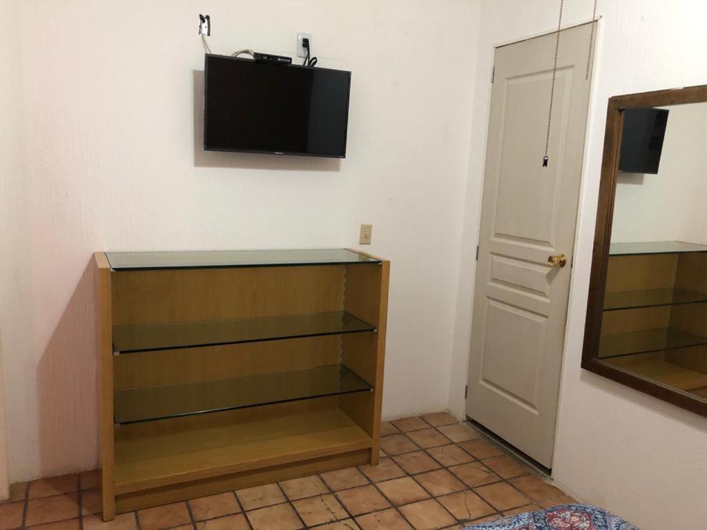 TV a/nebo společenská místnost v ubytování Hostal de los Reyes