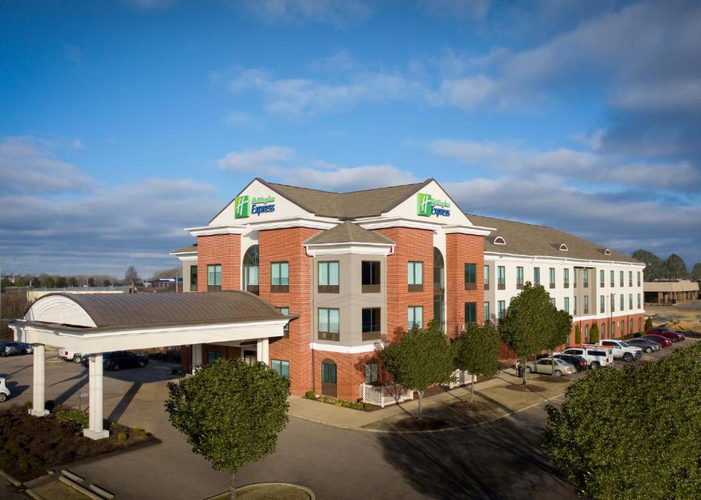 an aerial view of a hotel with a parking lot at Holiday Inn Express Hotel & Suites Olive Branch, an IHG Hotel in Olive Branch