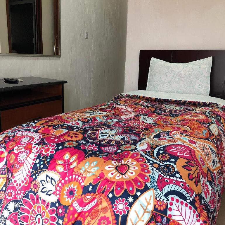 Postel nebo postele na pokoji v ubytování Hostal de los Reyes