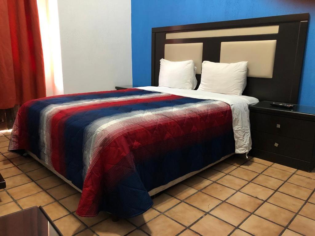 Postel nebo postele na pokoji v ubytování Hostal de los Reyes