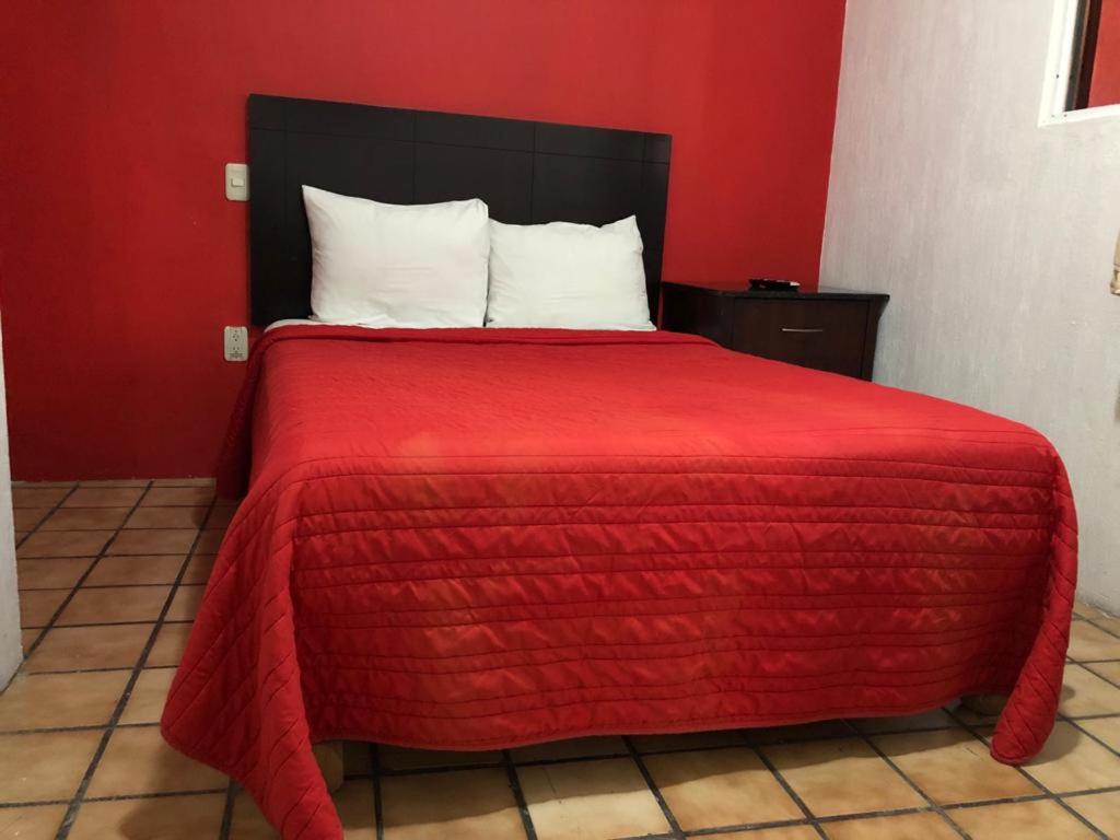 Postel nebo postele na pokoji v ubytování Hostal de los Reyes