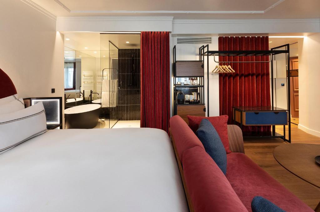 a bedroom with a bed and a living room at Villa Marquis Member of Meliá Collection in Paris