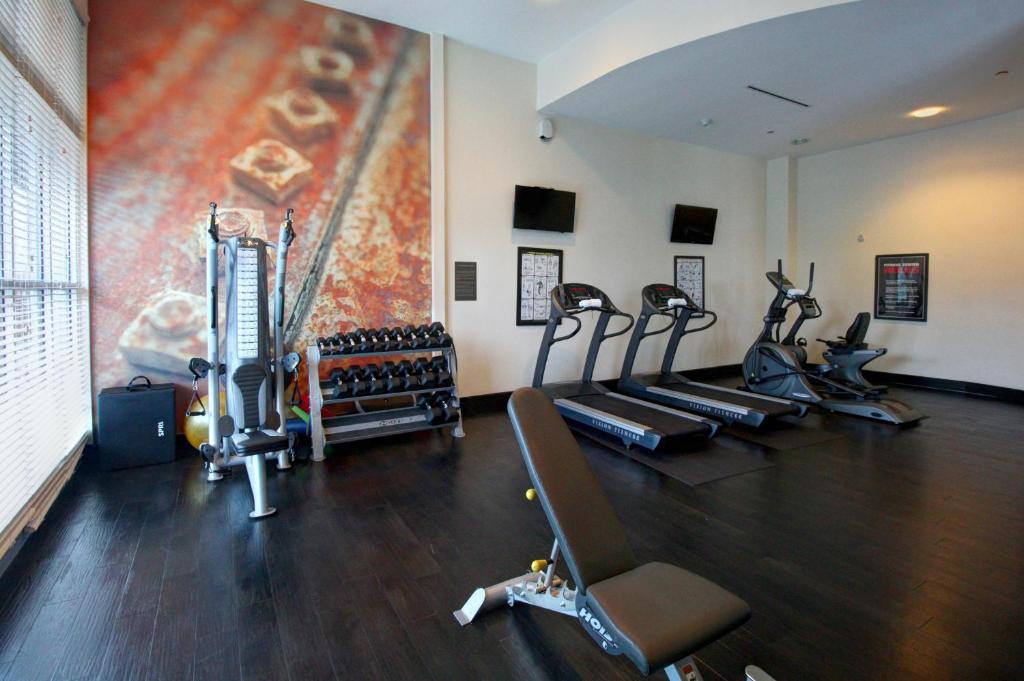 Fitness centrum a/nebo fitness zařízení v ubytování Hotel Indigo Waco by IHG