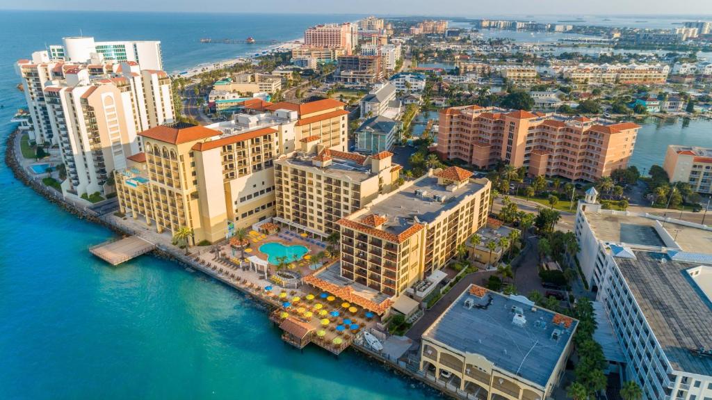 Holiday Inn & Suites Clearwater Beach, an IHG Hotel في كليرووتر بيتش: اطلالة جوية على مدينة بجانب الماء