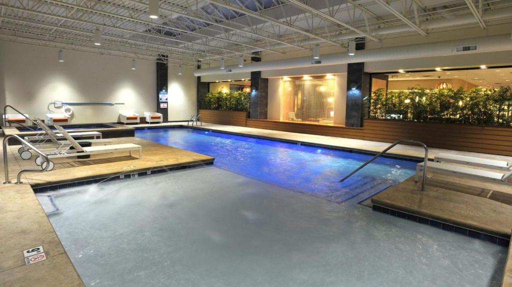 Holiday Inn and Suites Charleston West by IHG photo