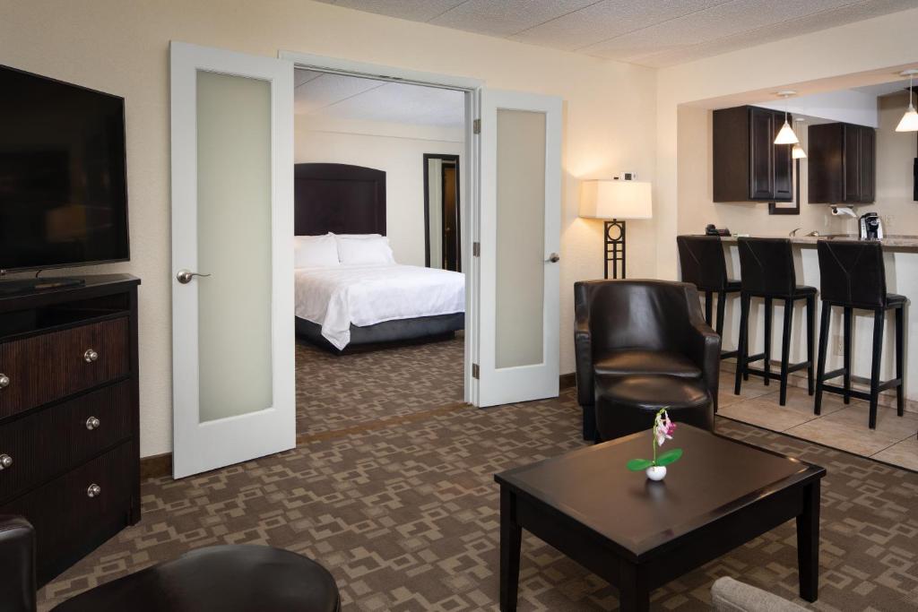 Holiday Inn and Suites Charleston West by IHG photo