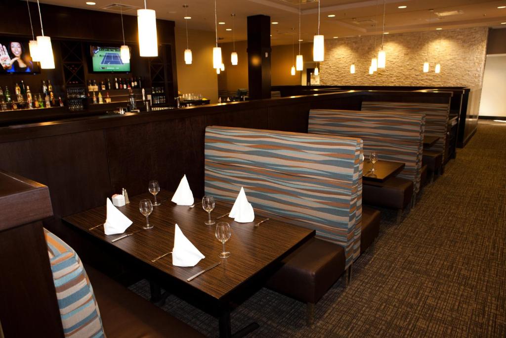 Restaurace v ubytování Holiday Inn Hotel & Suites Red Deer by IHG