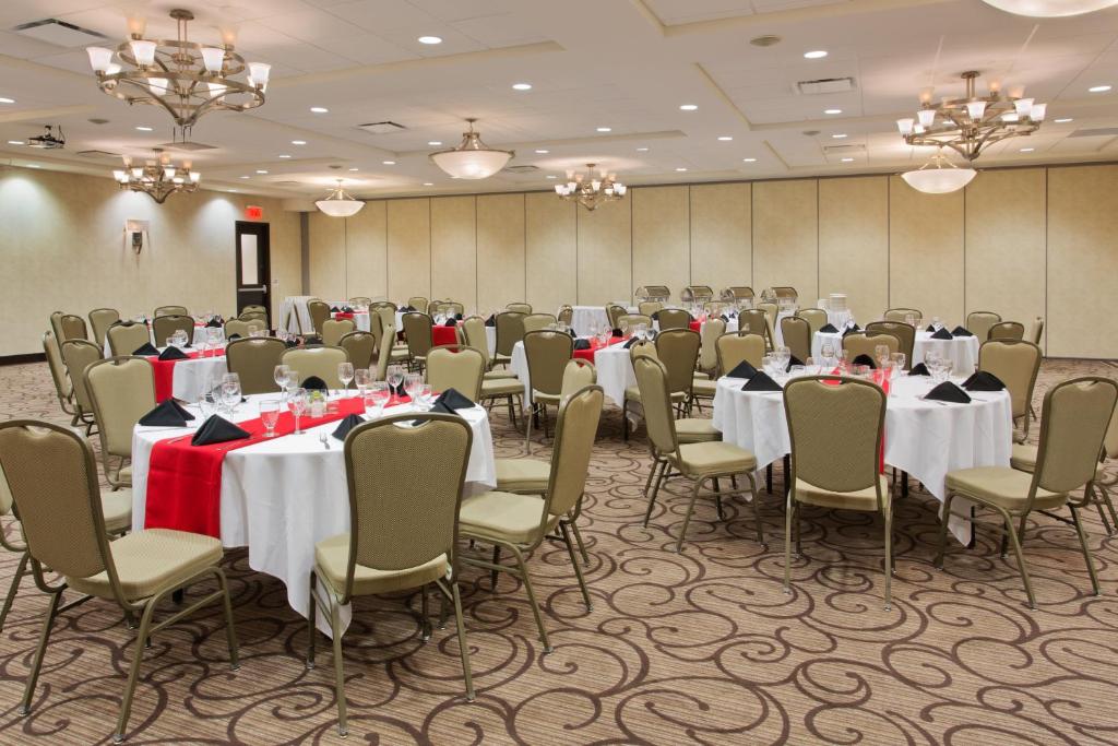 Restaurace v ubytování Holiday Inn Hotel & Suites Red Deer by IHG