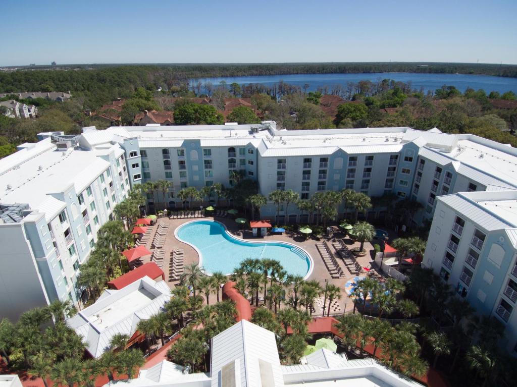 オーランドにあるHoliday Inn Resort Orlando - Lake Buena Vista, an IHG Hotelのプール付きのリゾートの空中ビュー