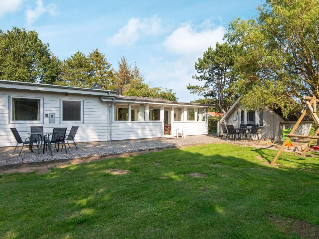ein Fertighaus mit einer Terrasse und einem Hof in der Unterkunft 8 person holiday home in Odder in Odder