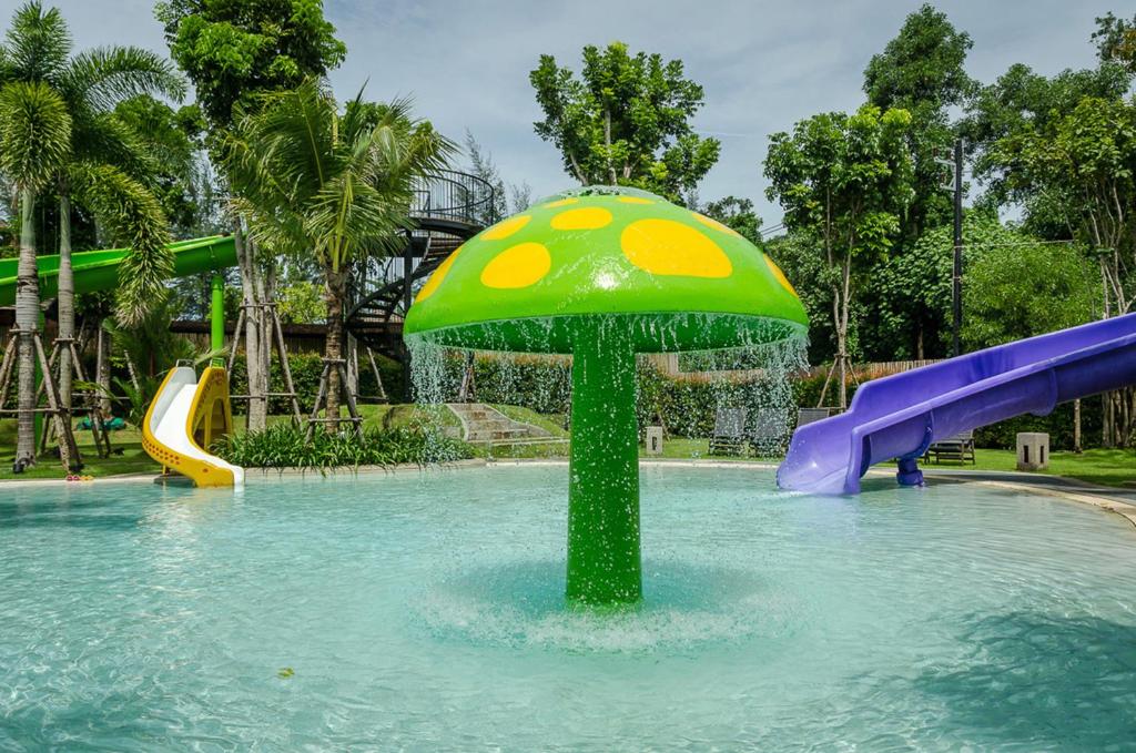 Bazén v ubytování Holiday Ao Nang Beach Resort, Krabi nebo v jeho okolí