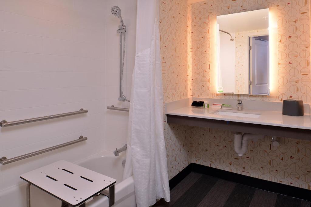 Holiday Inn & Suites Orlando I-Drive Theme Parks - Queen Room With Two Queen Beds - Hearing Accessible