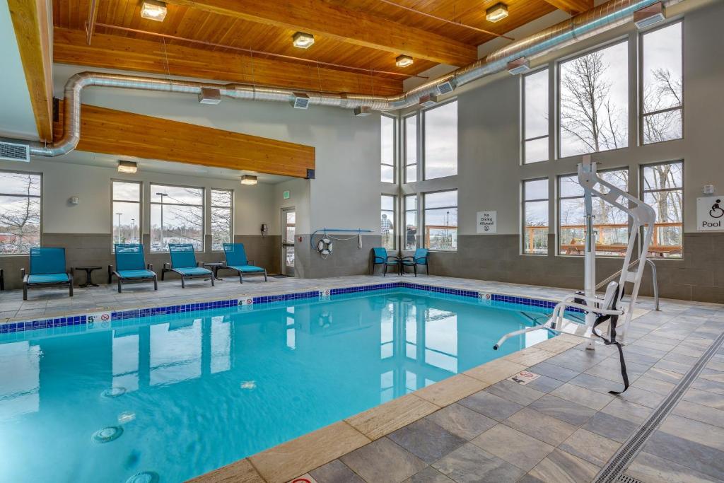 Bazén v ubytování Holiday Inn & Suites Bellingham by IHG nebo v jeho okolí