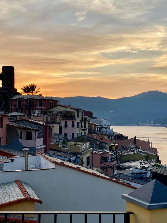 a cityscape of a town with the ocean in the background at La Polena Camere Vernazza - Suite vista mare in Vernazza