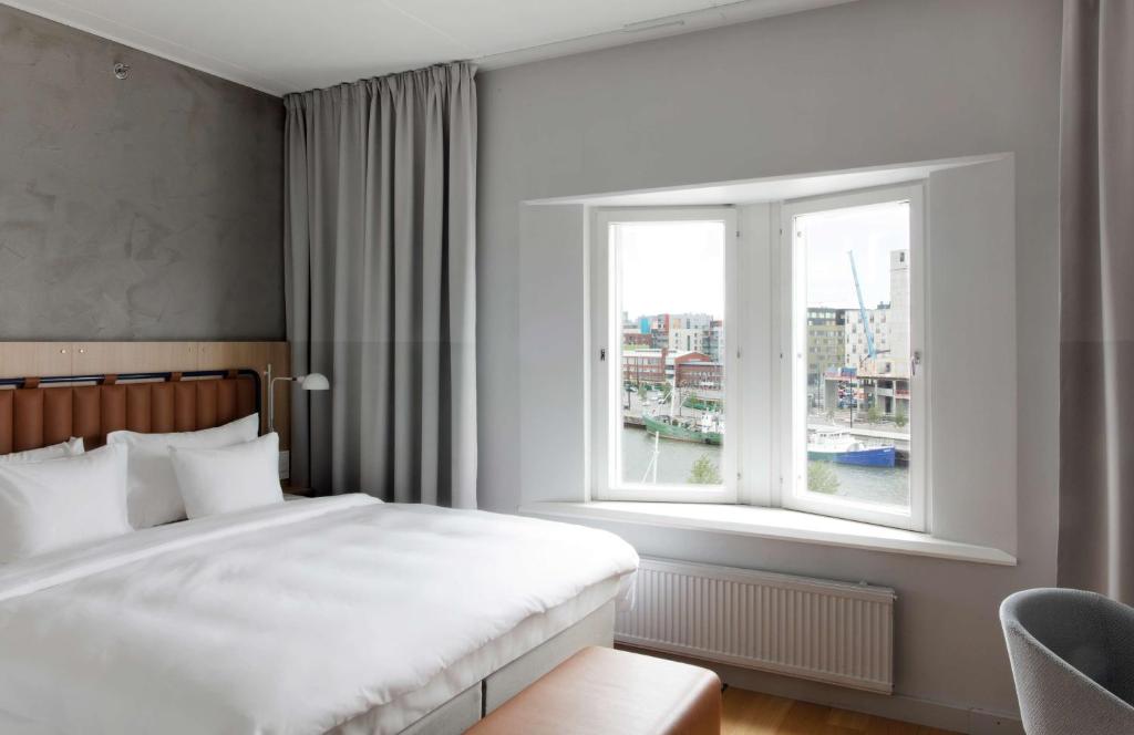 a bedroom with a bed and a window at Radisson Blu Seaside Hotel, Helsinki in Helsinki