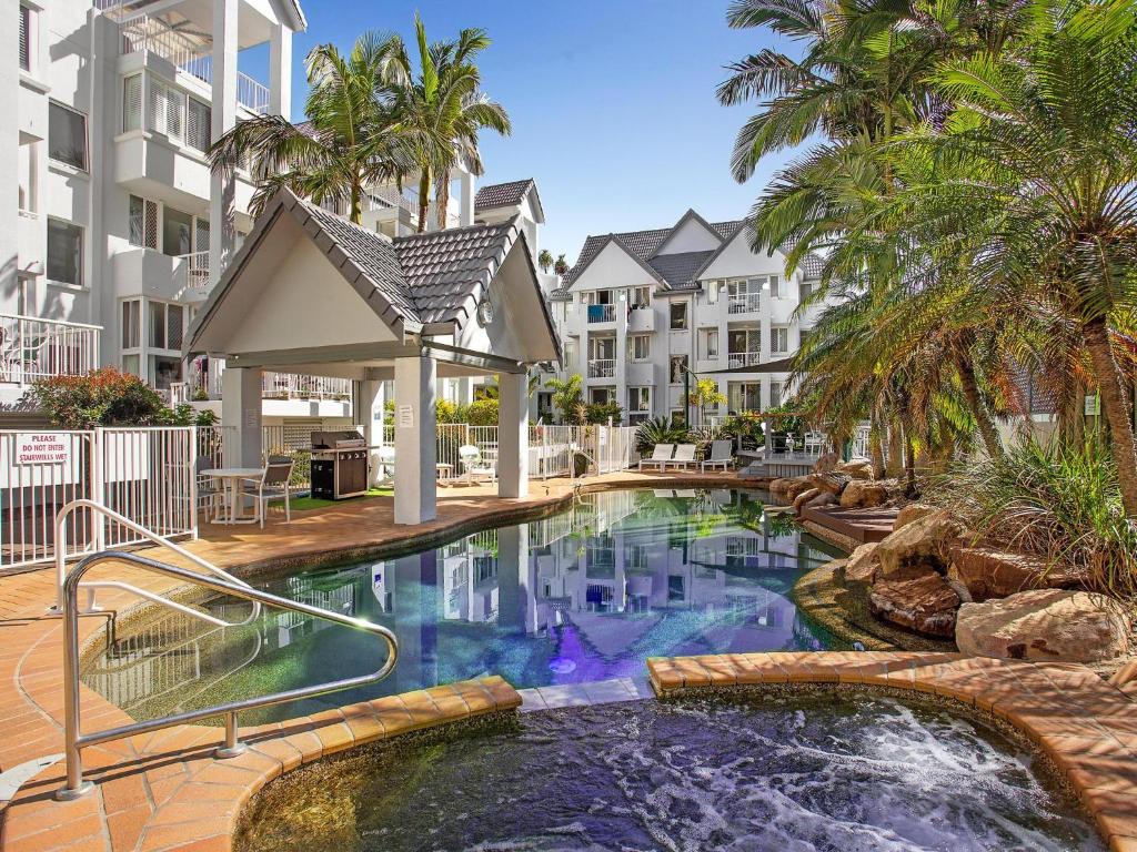 una imagen de una piscina en un complejo de apartamentos en Bay Apartments Unit 10 en Gold Coast