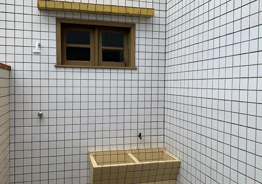  Casa de praia com boa ventilação garagem coberta para 3 carros 50m da praia