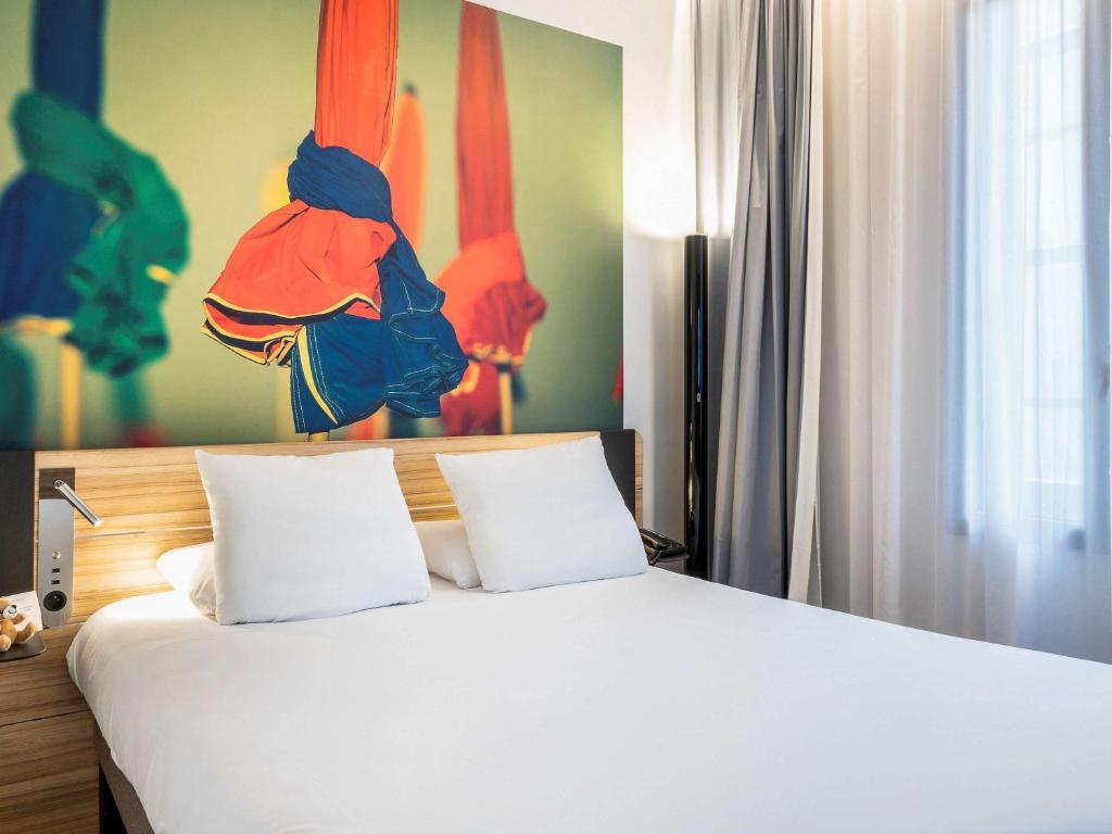 Кровать или кровати в номере Novotel Deauville Plage