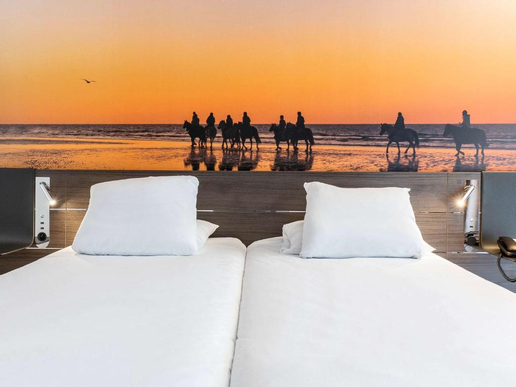 Кровать или кровати в номере Novotel Deauville Plage