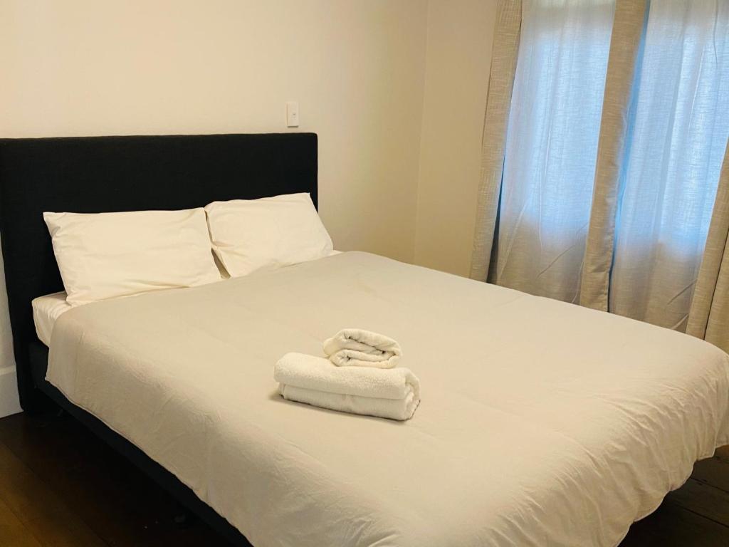 Postel nebo postele na pokoji v ubytování Shoreline Motel