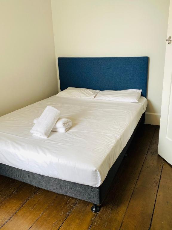 Postel nebo postele na pokoji v ubytování Shoreline Motel