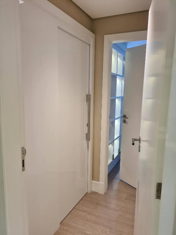  Luxuoso em condomínio com infraestrutura de clube