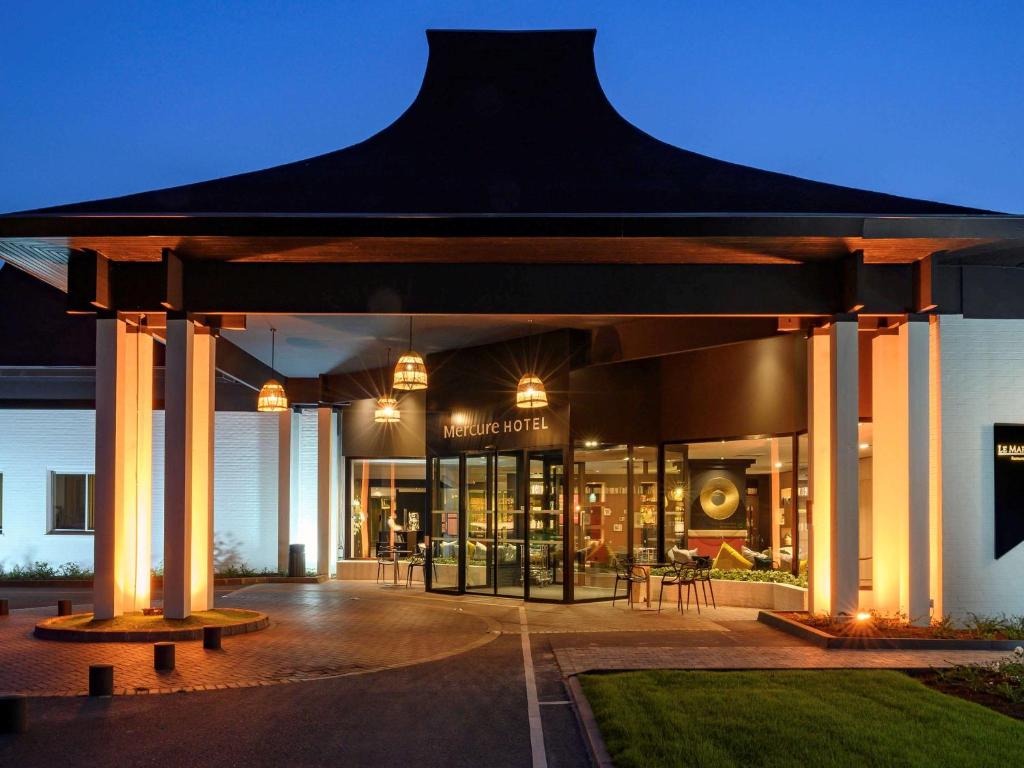 a building with a black roof with lights on it at Mercure Lille Marcq en Baroeul in Marcq-en-Baroeul