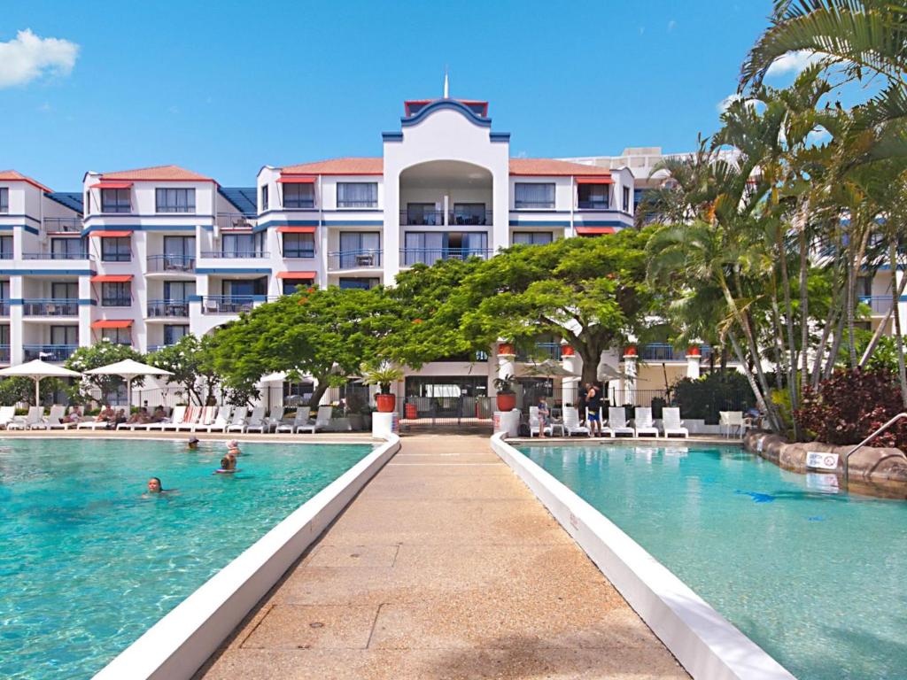 Bazén v ubytování Calypso Plaza Resort Unit 215 nebo v jeho okolí
